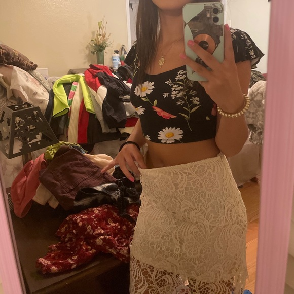 Nice Lacey skirt - Picture 2 of 3